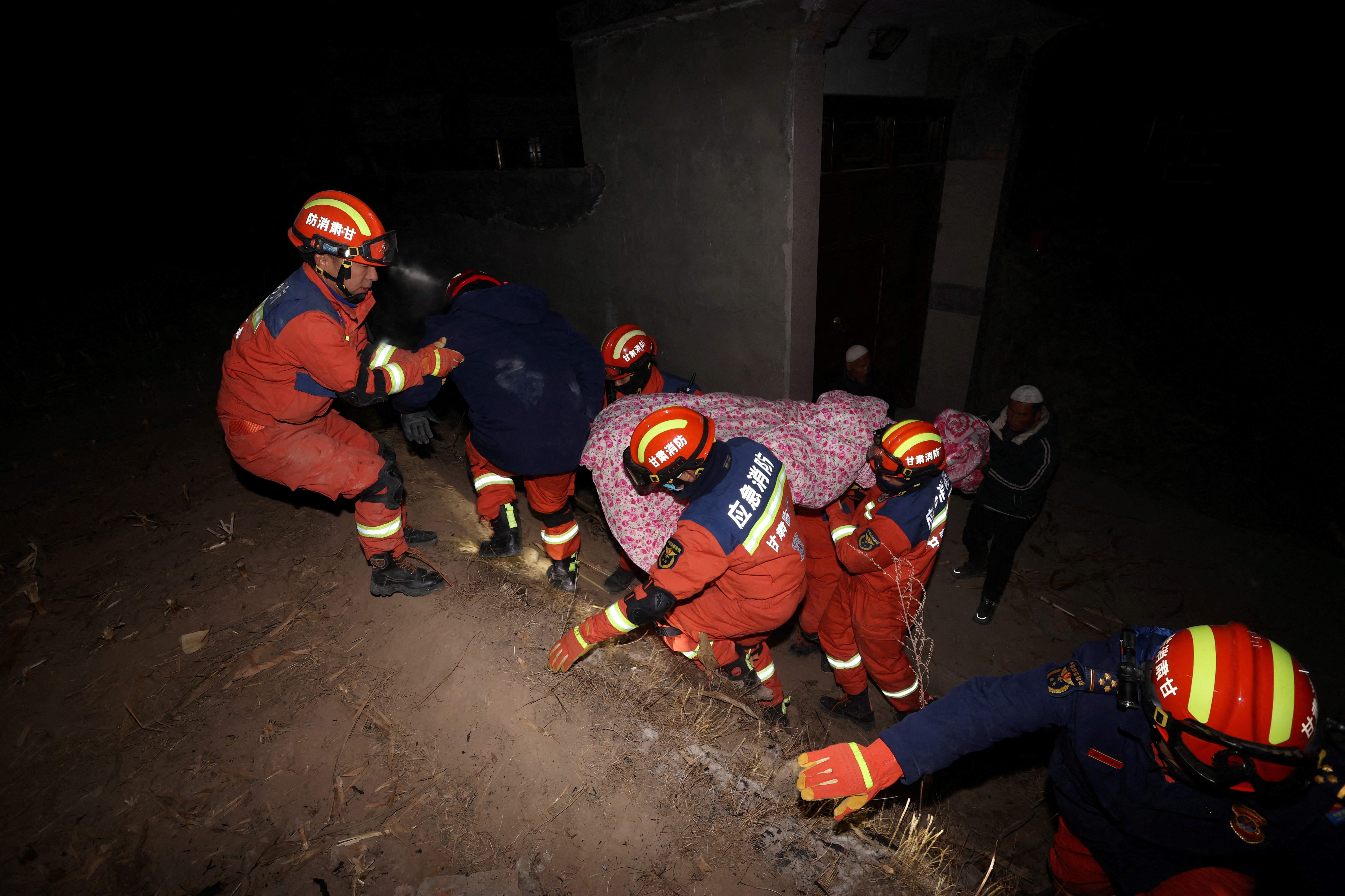 Rescue workers conduct search and rescue operations at Kangdiao village following the earthquake in Jishishan county, Gansu province, China December 19, 2023. Photo: Reuters