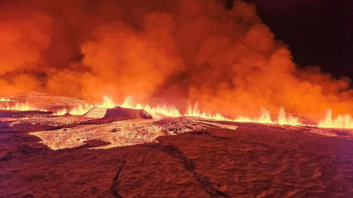 A volcano spews lava and smoke as it erupts in Grindavik, Iceland, December 18, 2023. Photo: Reuters