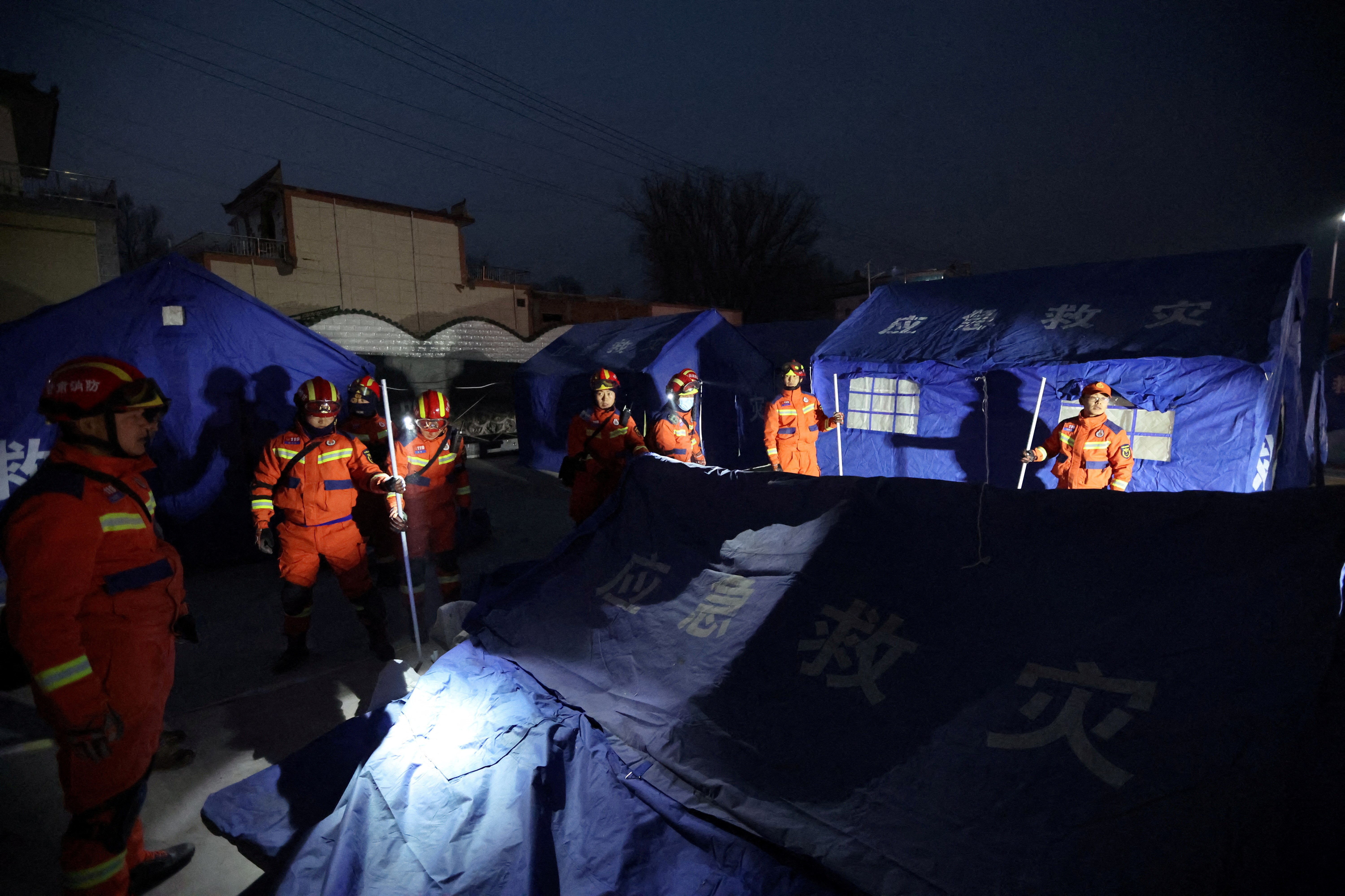 Rescue workers set up emergency tents at Kangdiao village following the earthquake in Jishishan county, Gansu province, China December 19, 2023. Photo: Reuters