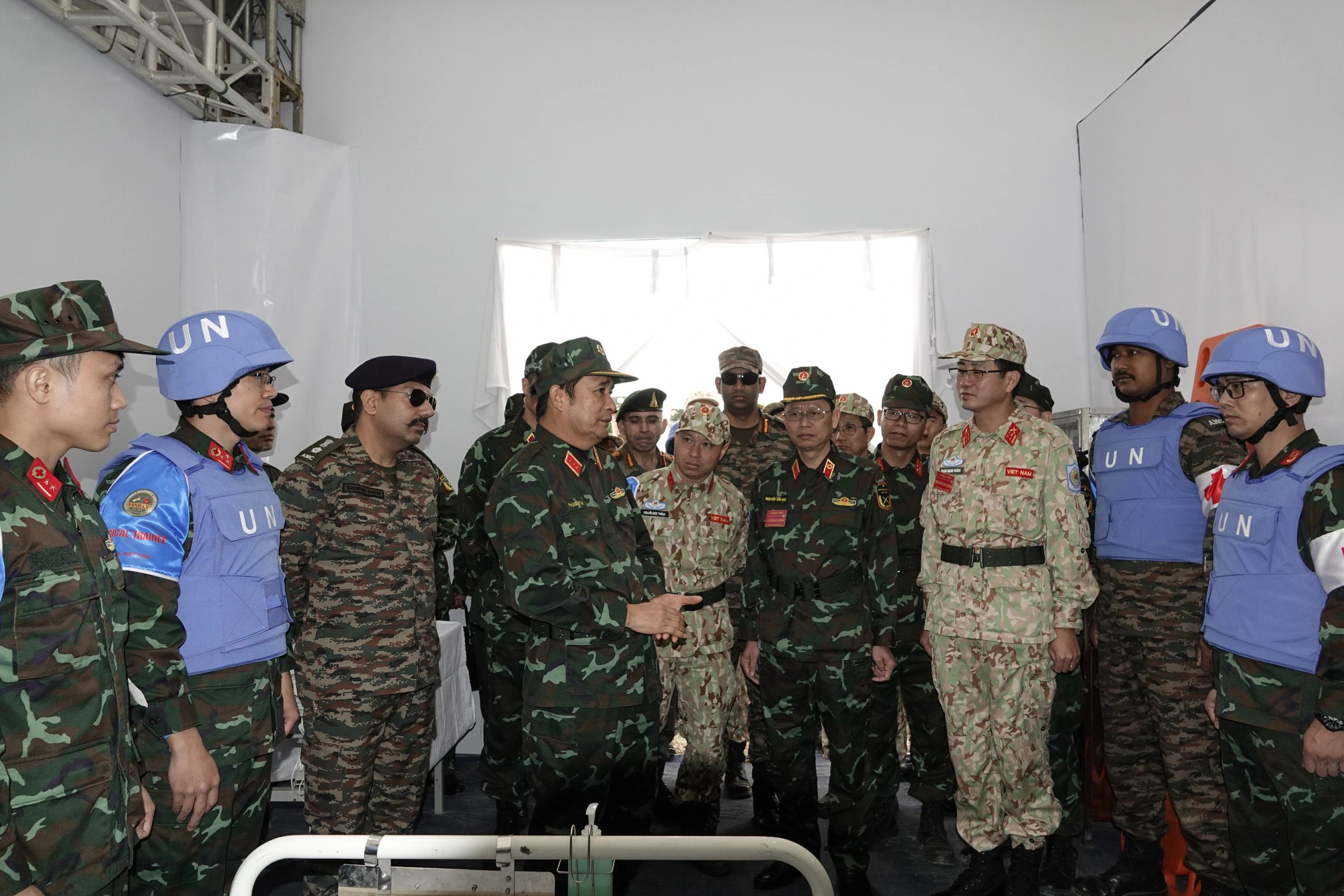 Senior Lieutenant General Phung Si Tan (first row, L, 4th), Deputy Chief of the General Staff of the Vietnam People's Army, attends a peacekeeping exercise in Hanoi, December 18, 2023. Photo: Thuy Du / Tuoi Tre