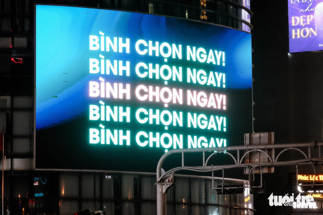 Large LED advertising screens are often installed at the intersections of large streets in Ho Chi Minh City.