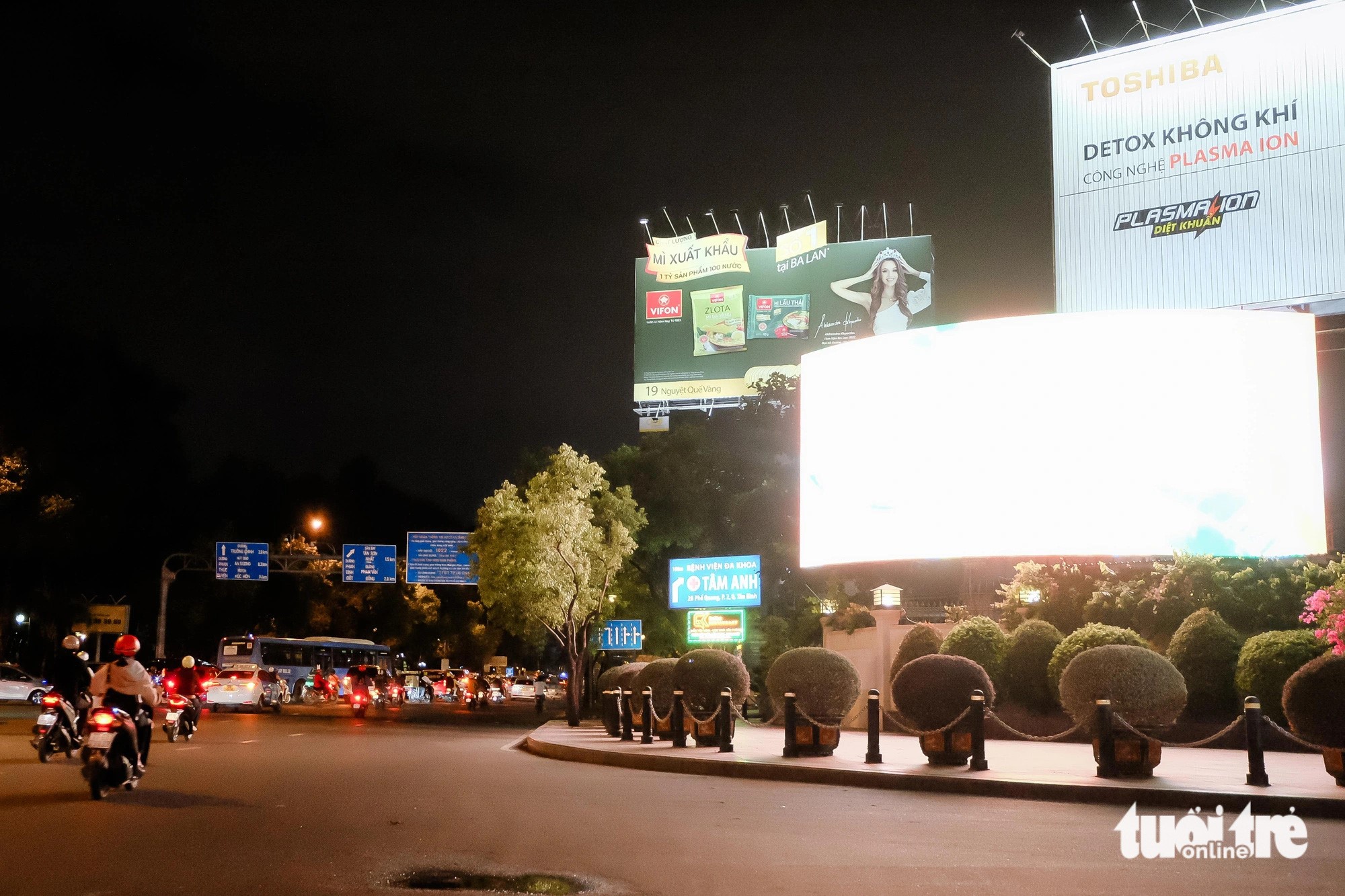 LED screens at the intersection of Hoang Van Thu and Nguyen Van Troi Streets in Phu Nhuan District, Ho Chi Minh City.