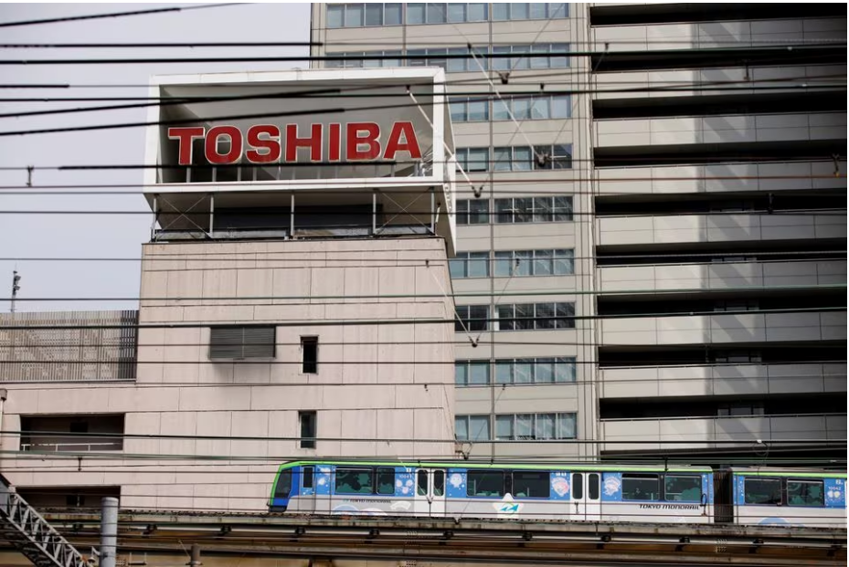 A Tokyo Monorail train passes near the logo of Toshiba Corporation displayed at the company's building in Tokyo, Japan, April 5, 2023. Photo: Reuters