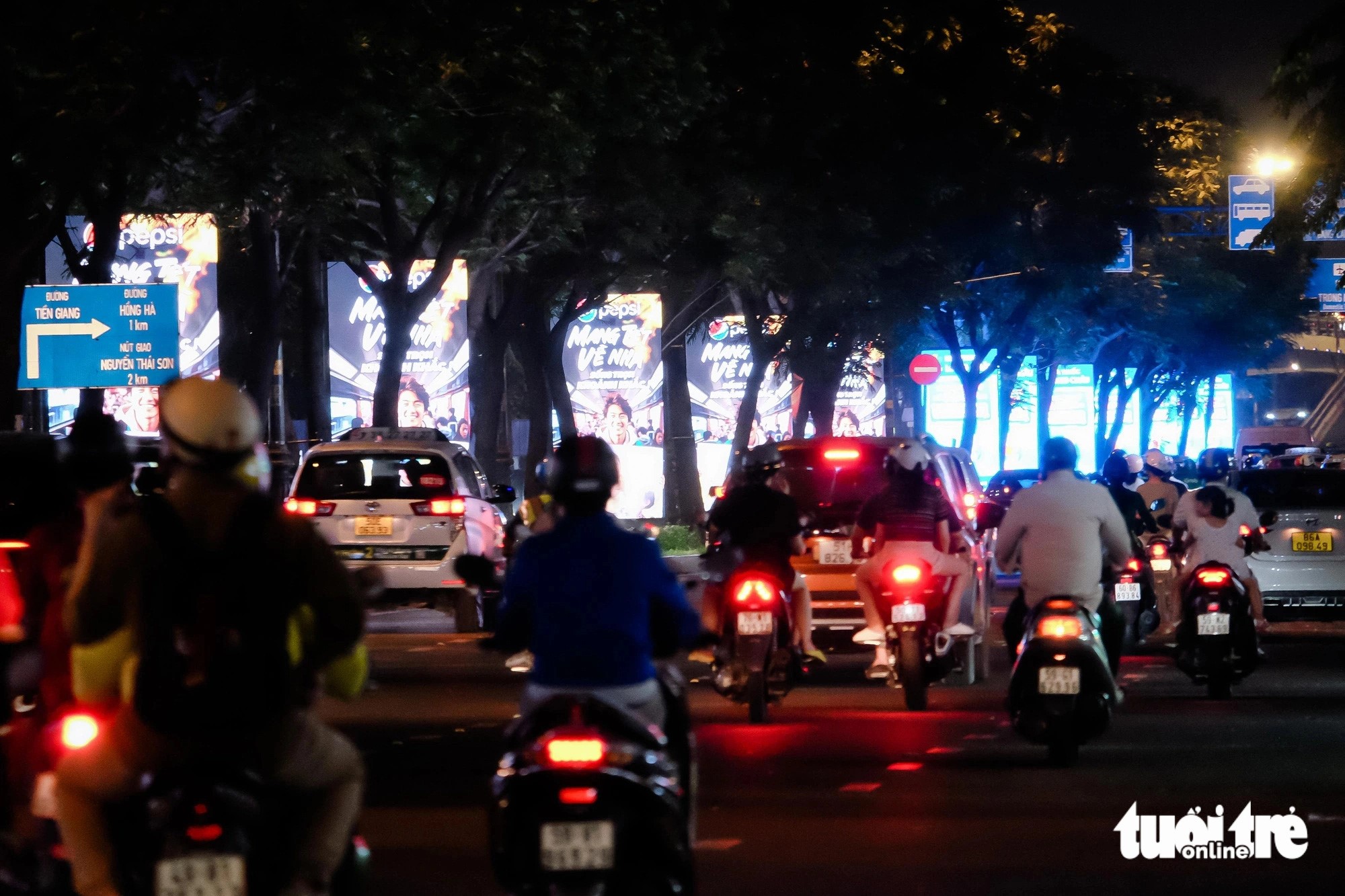 LED screens along Truong Son Street in Tan Binh District, Ho Chi Minh City.