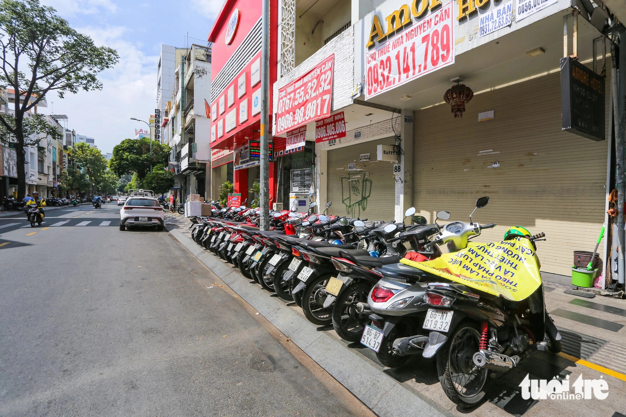 Motorcyclists parked their vehicles in an orderly row at a free parking area along Nguyen Trai Street in District 1, Ho Chi Minh City, December 18, 2023. Photo: Chau Tuan / Tuoi Tre
