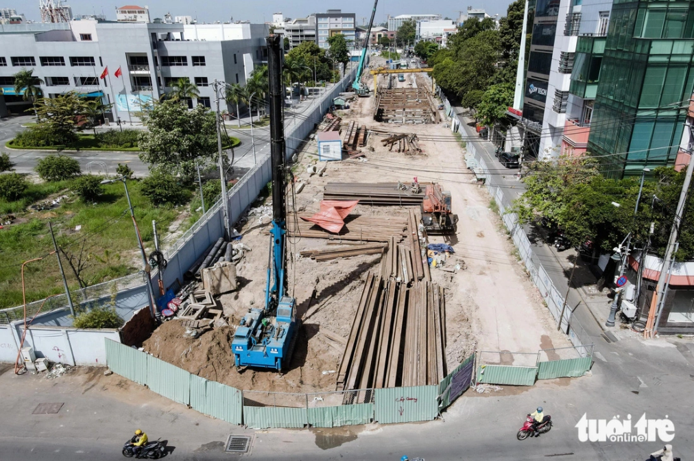 An aerial view of the construction site of the tunnel. A temporary five-lane overpass will be built on Tran Quoc Hoan Street to ensure that the tunnel construction will not affect locals’ traveling.