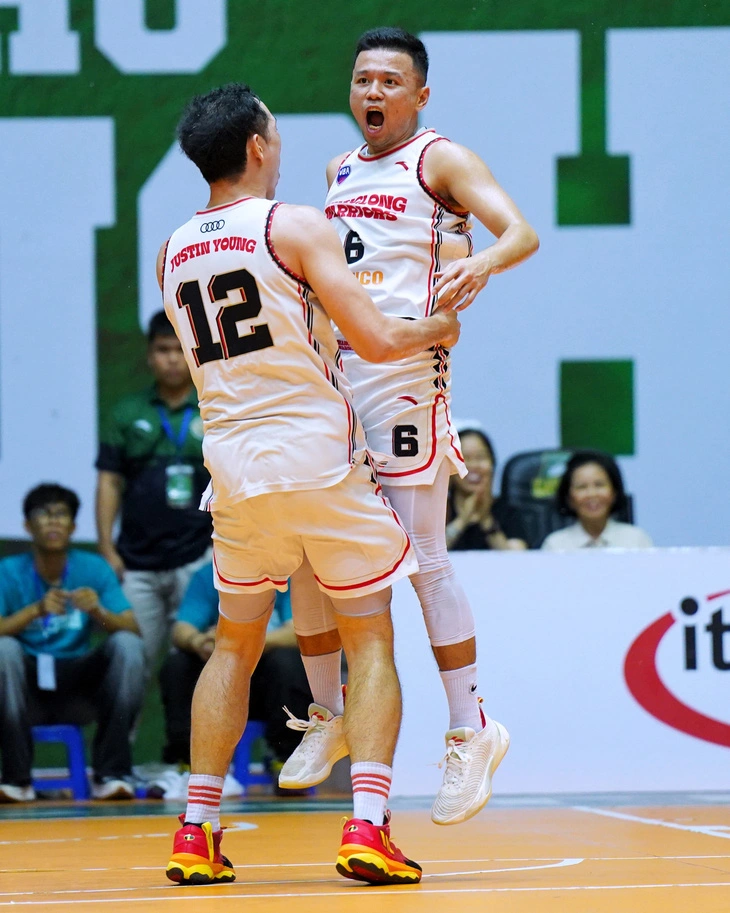 Truong Hoang Trung expresses jubilation after scoring a basket. Photo: VBA