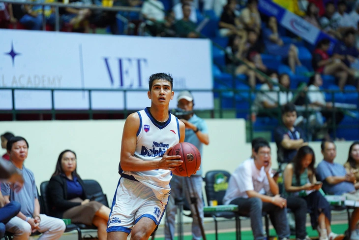 Son Minh Tam consistently plays a crucial role in guiding the Nha Trang Dolphins out of challenging situations at VBA 2023. Photo: VBA