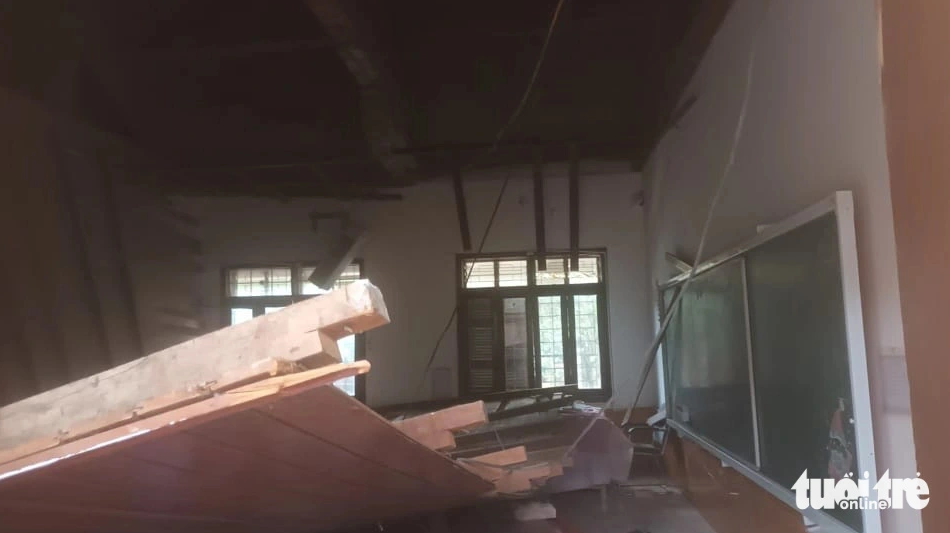 The scene of a classroom ceiling collapse in Nghe An Province, north-central Vietnam collapses on December 21, 2023. Photo: Tam Pham / Tuoi Tre