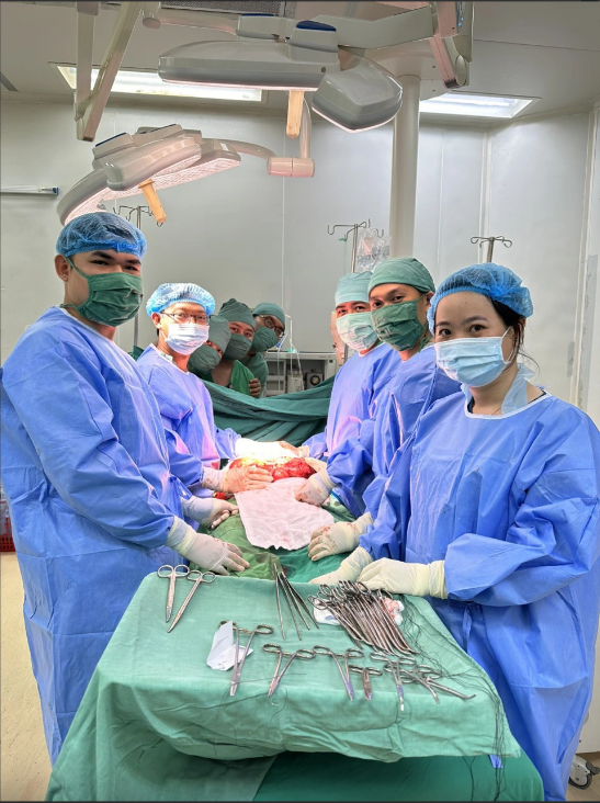 Vietnamese doctors remove 4kg abdominal tumor from 75-year-old woman