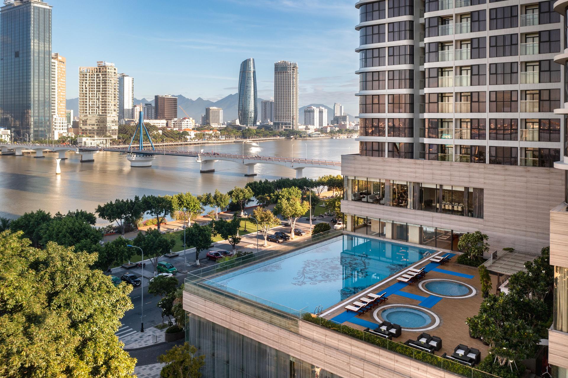 Meliá Vinpearl Danang Riverfront stands out thanks to the impressive view of the whole city.