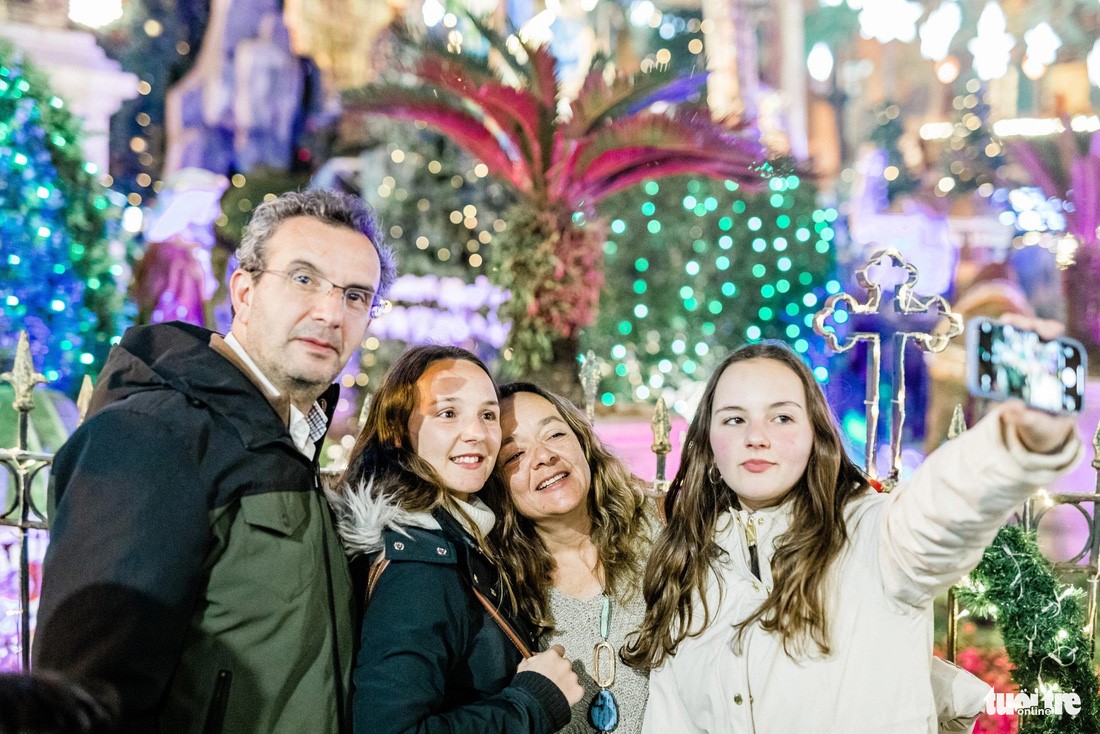 Bea from Portugal says that “My family chose Vietnam to celebrate Christmas. After a working trip to Singapore, we visited Ha Long Bay [in northern Quang Ninh Province] before arriving in Hanoi. The Joseph's Cathedral is an ideal place to welcome a wonderful Christmas season in Hanoi. Photo: Danh Khang / Tuoi Tre