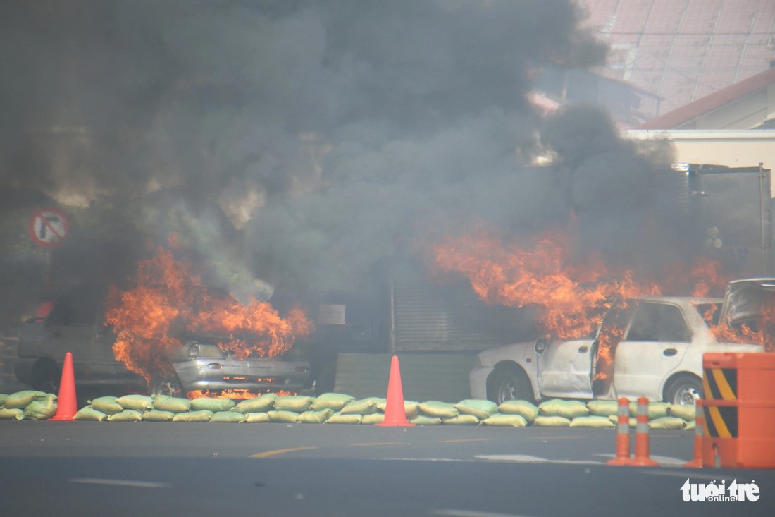 Cars burst into flames. Photo: Minh Hoa / Tuoi Tre
