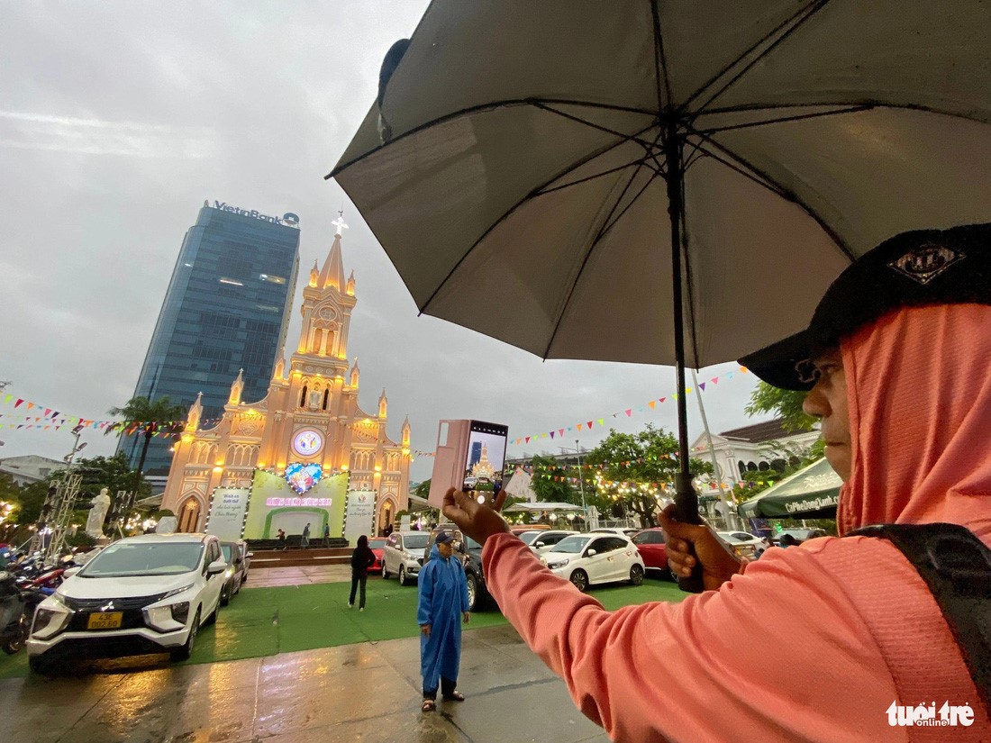 A foreigner takes a photo of the Da Nang Cathedral in the namesake central city. Photo: Truong Trung / Tuoi Tre