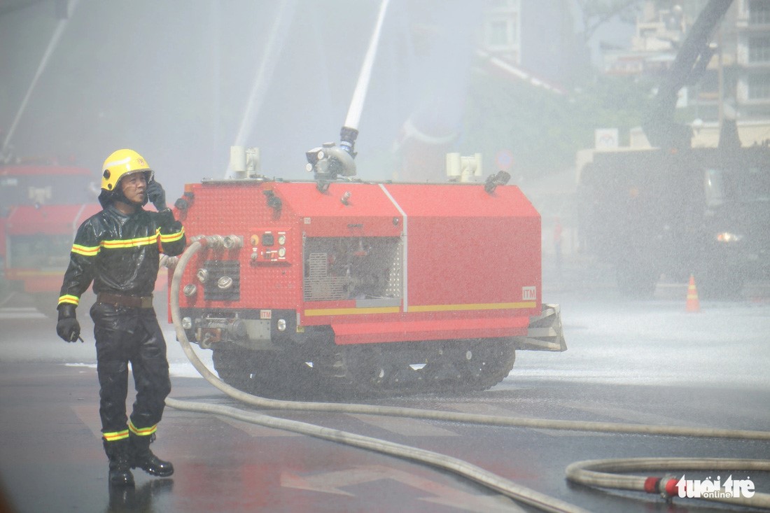 Firefighting robots are also mobilized for the fire drill. Photo: Minh Hoa / Tuoi Tre