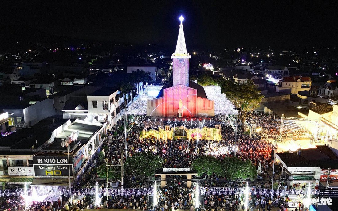 Vo Dong Parish in Dong Nai Province, a neighbor of Ho Chi Minh City, welcomes thousands of visitors during each Christmas season. Photo: A Loc / Tuoi Tre