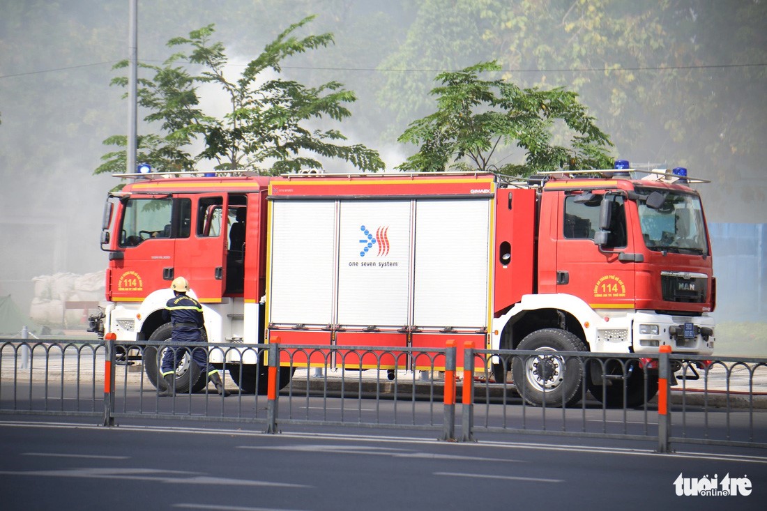A double-headed fire truck is also used in the fire drill. Photo: Minh Hoa / Tuoi Tre
