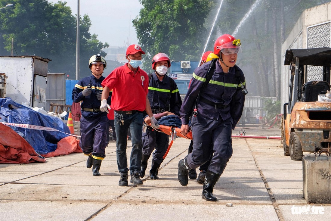 Rescuers carry injured victims out of the underground station. Photo: Phuong Nhi / Tuoi Tre