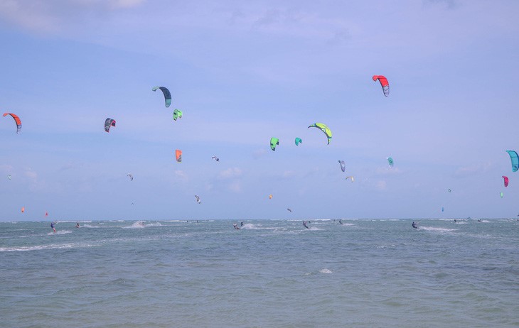 Over 100 riders shred waves in international kitesurfing frenzy in Vietnam