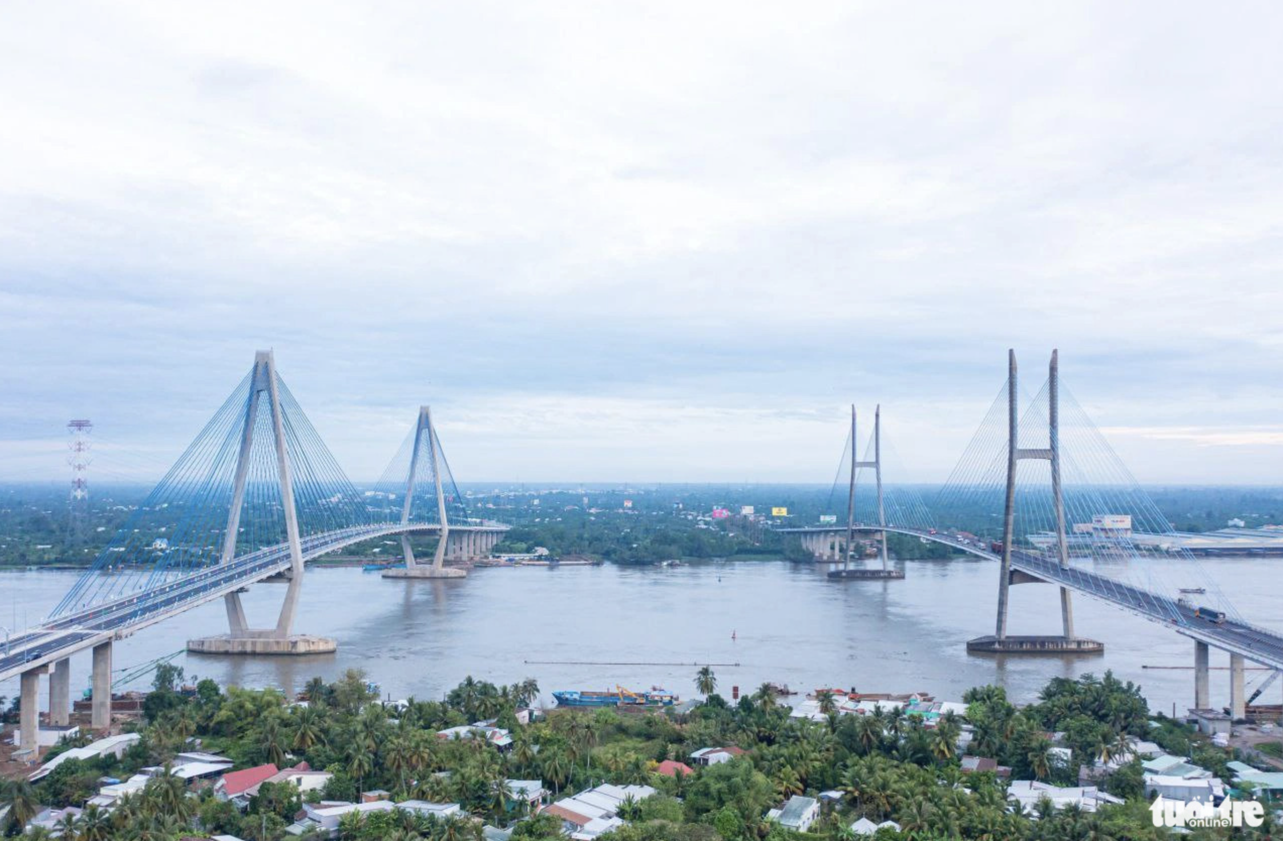 My Thuan 2 Bridge (L), 350 meters from the existing My Thuan 1 Bridge, connects Tien Giang and Vinh Long Provinces in the Mekong Delta region. Photo: Mau Truong / Tuoi Tre