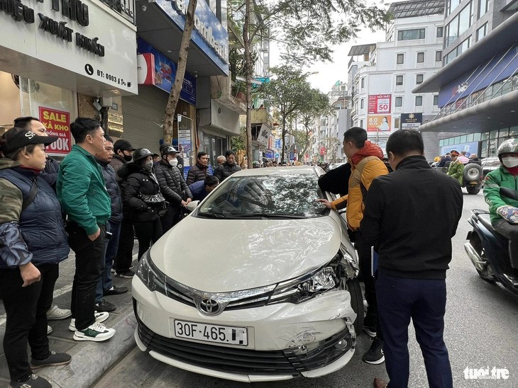 5 hurt in Hanoi collision involving apparently drunk driver