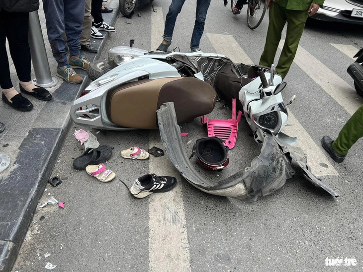 The motorbike is deformed after the crash. Photo: Danh Trong / Tuoi Tre