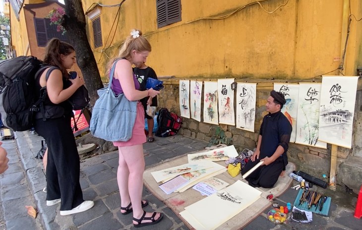 International tourists visit Hoi An Ancient Town in the namesake city. Photo: B.D. / Tuoi Tre