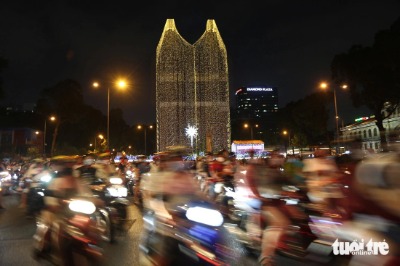 Thousands dash to churches, downtown Ho Chi Minh City for Christmas celebration