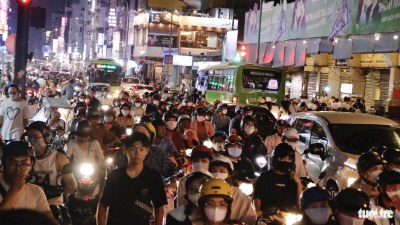 Hai Ba Trung Street in downtown Ho Chi Minh City is overcrowded with people celebrating Christmas Eve on December 24, 2023. Photo: Tien Quoc / Tuoi Tre