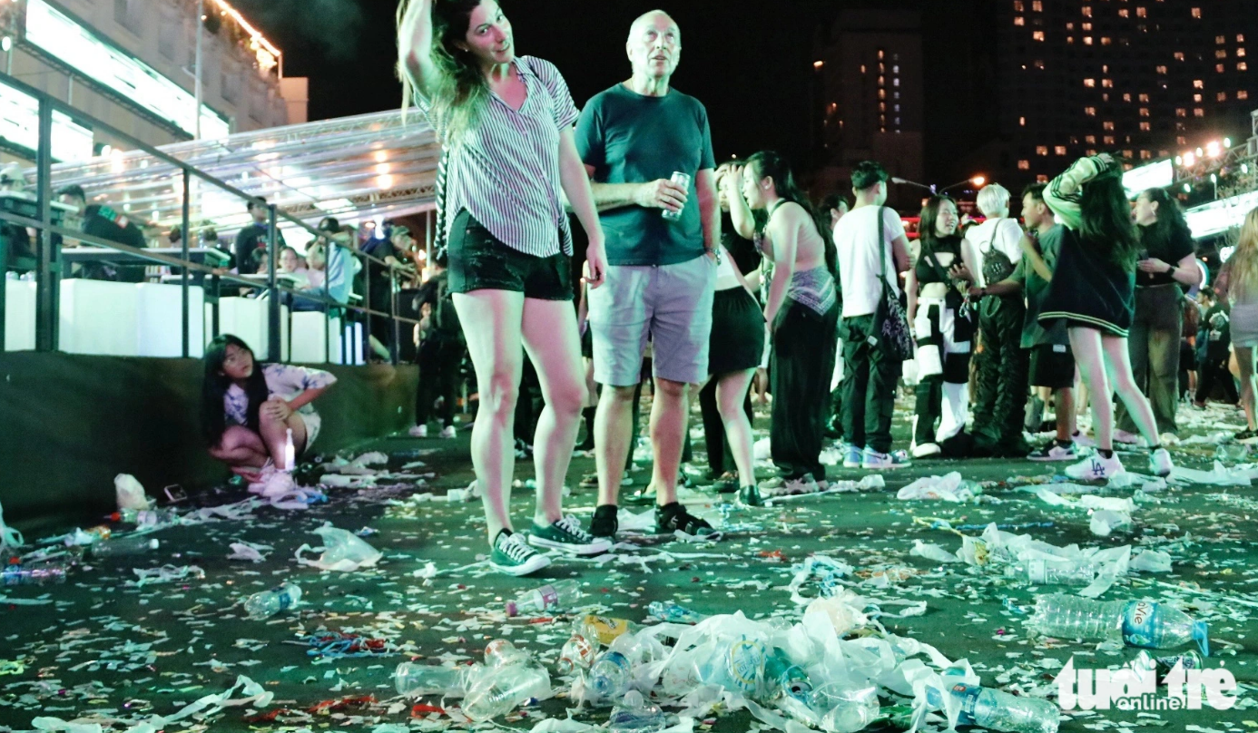 Many Ho Chi Minh City streets flooded with trash on Christmas Eve