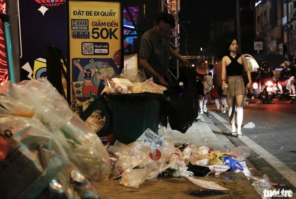 Trash piles up along a street in downtown Ho Chi Minh City. Photo: Tien Quoc / Tuoi Tre