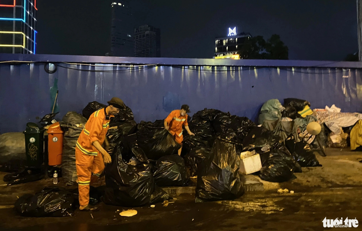 Sanitation workers collect trash after Christmas revelries in Ho Chi Minh City. Photo: Tien Quoc / Tuoi Tre