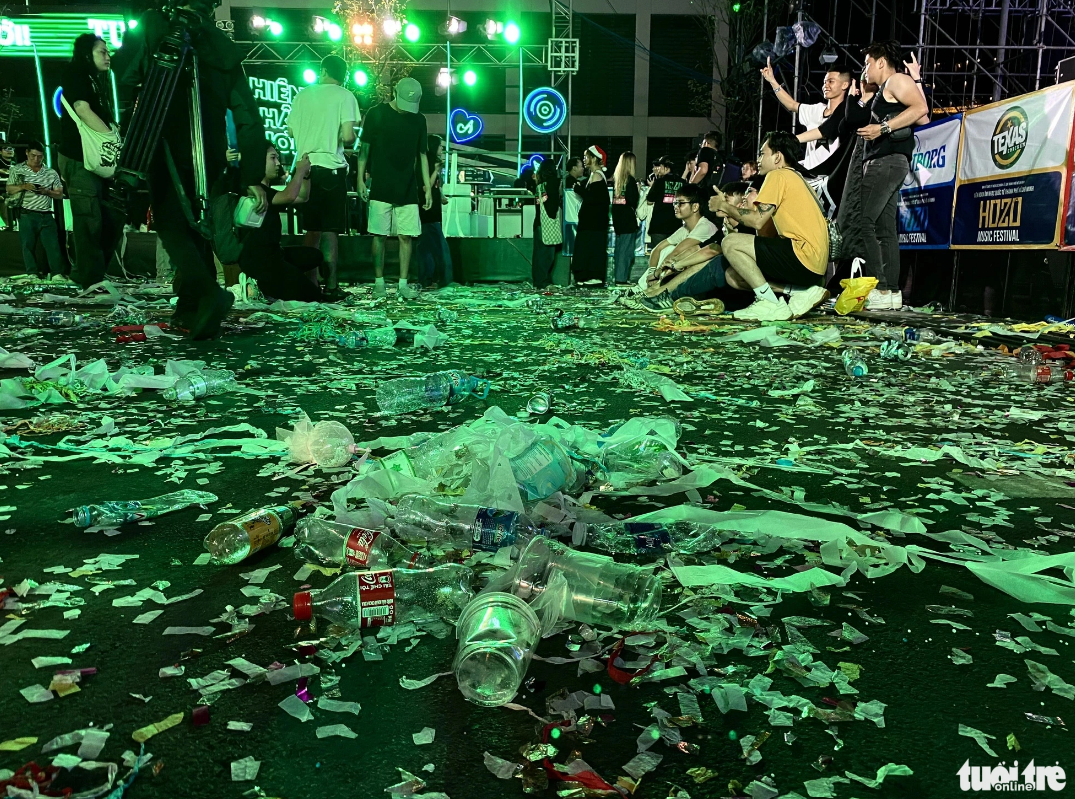 An entertainment venue strewn with plastic bags and bottles. Photo: Tien Quoc / Tuoi Tre