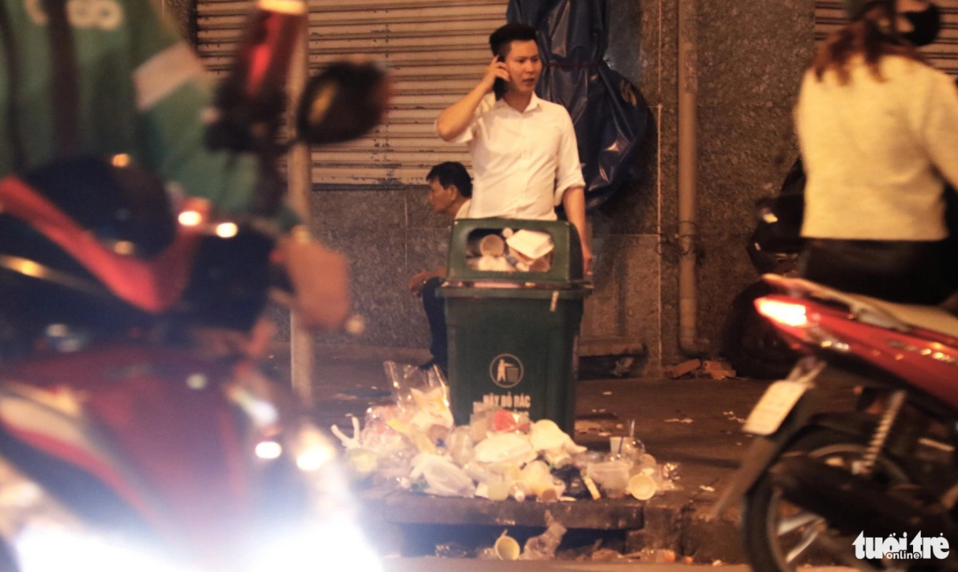 A rubbish bin is pictured overflowing. Photo: Tien Quoc / Tuoi Tre