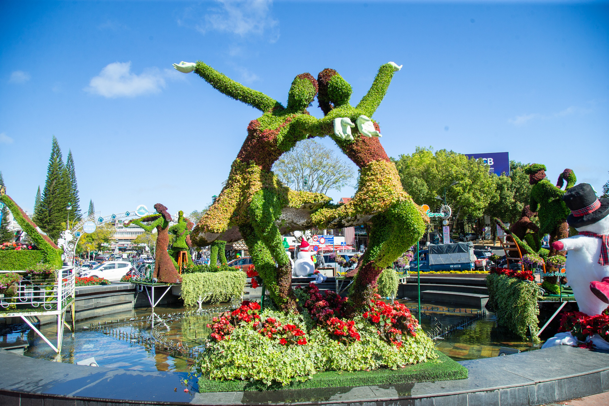 A floral dancer creation in the heart of Da Lat City, Lam Dong Province, Vietnam. Photo: Thien Khai / Tuoi Tre