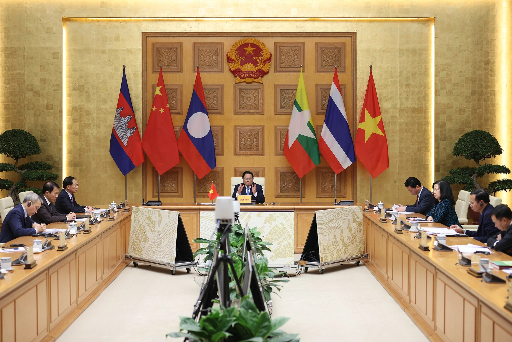 PM Chinh stressed the importance of the MLC mechanism which connects Mekong countries with China and is a model for mutual development and win-win cooperation. Photo: VGP