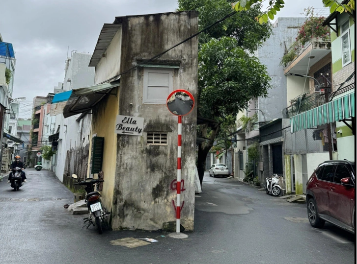 Da Nang district installs convex mirrors in alleys