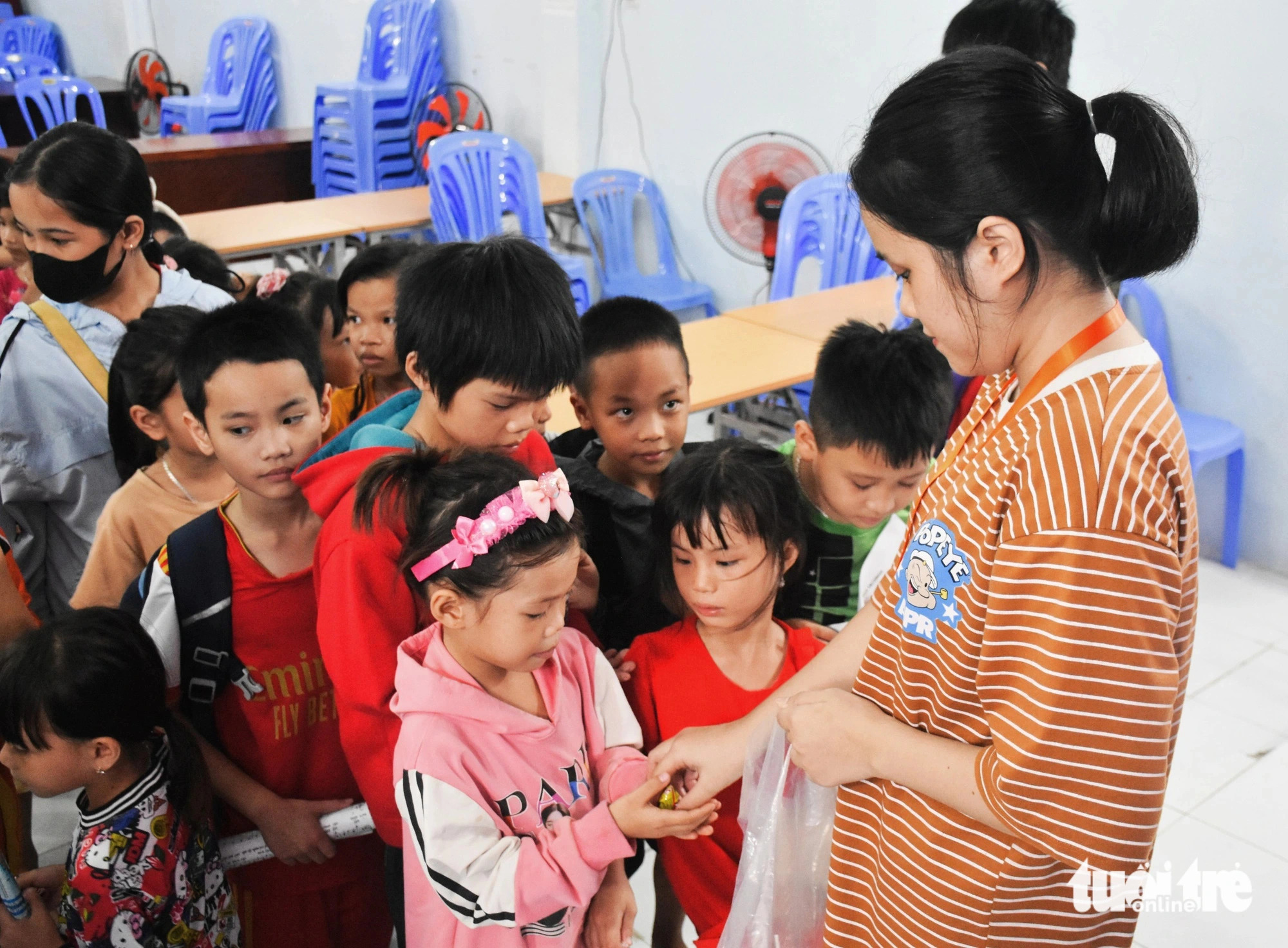 The children receive little gifts after each class. Photo: Tran Hoai / Tuoi Tre