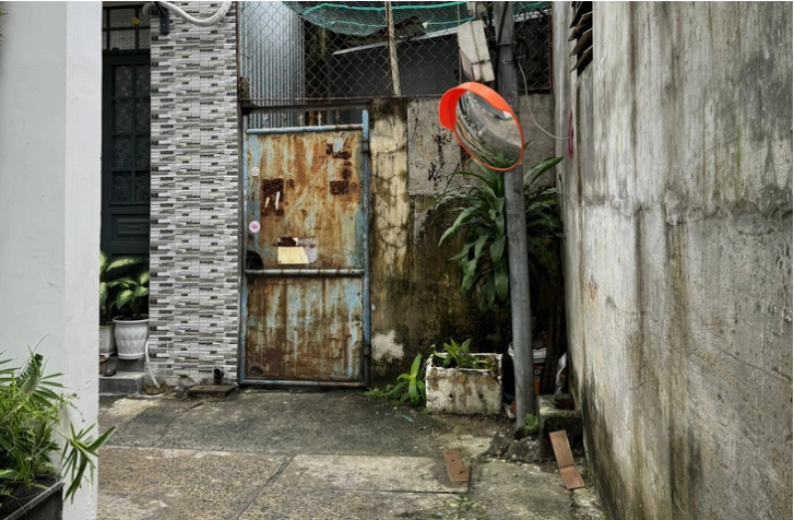 A convex mirror is erected in a narrow alley near Da Nang International Airport in the namesake city. Photo: Ha Chau / Tuoi Tre