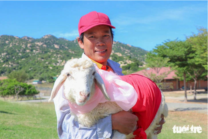 The organizer says that they are nearly finished tailoring the sheep costumes. Photo: Duy Ngoc / Tuoi Tre