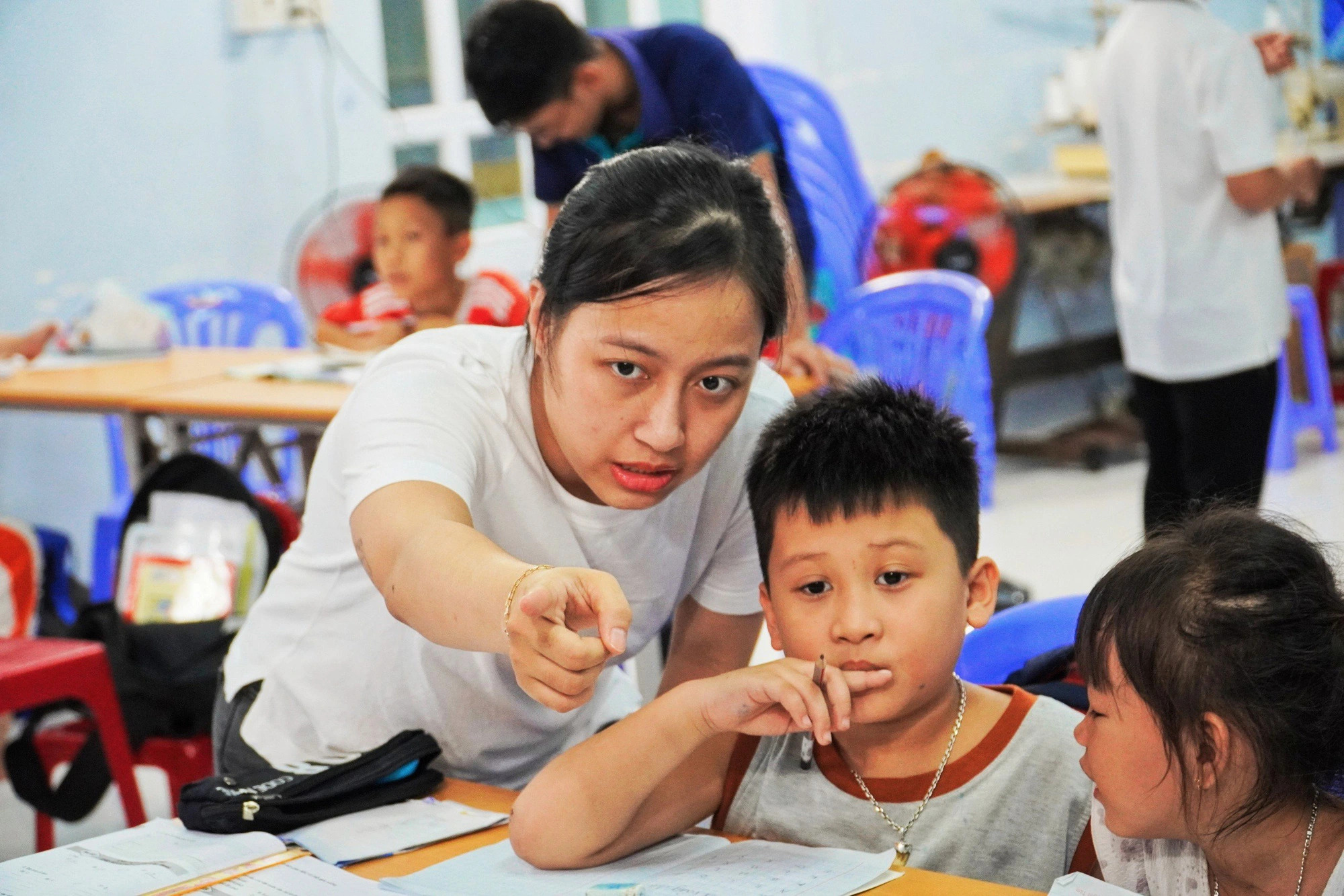 Duc’s class opens on weekday evenings and is joined by many students and supported by a team of teaching volunteers. Photo: Tran Hoai / Tuoi Tre