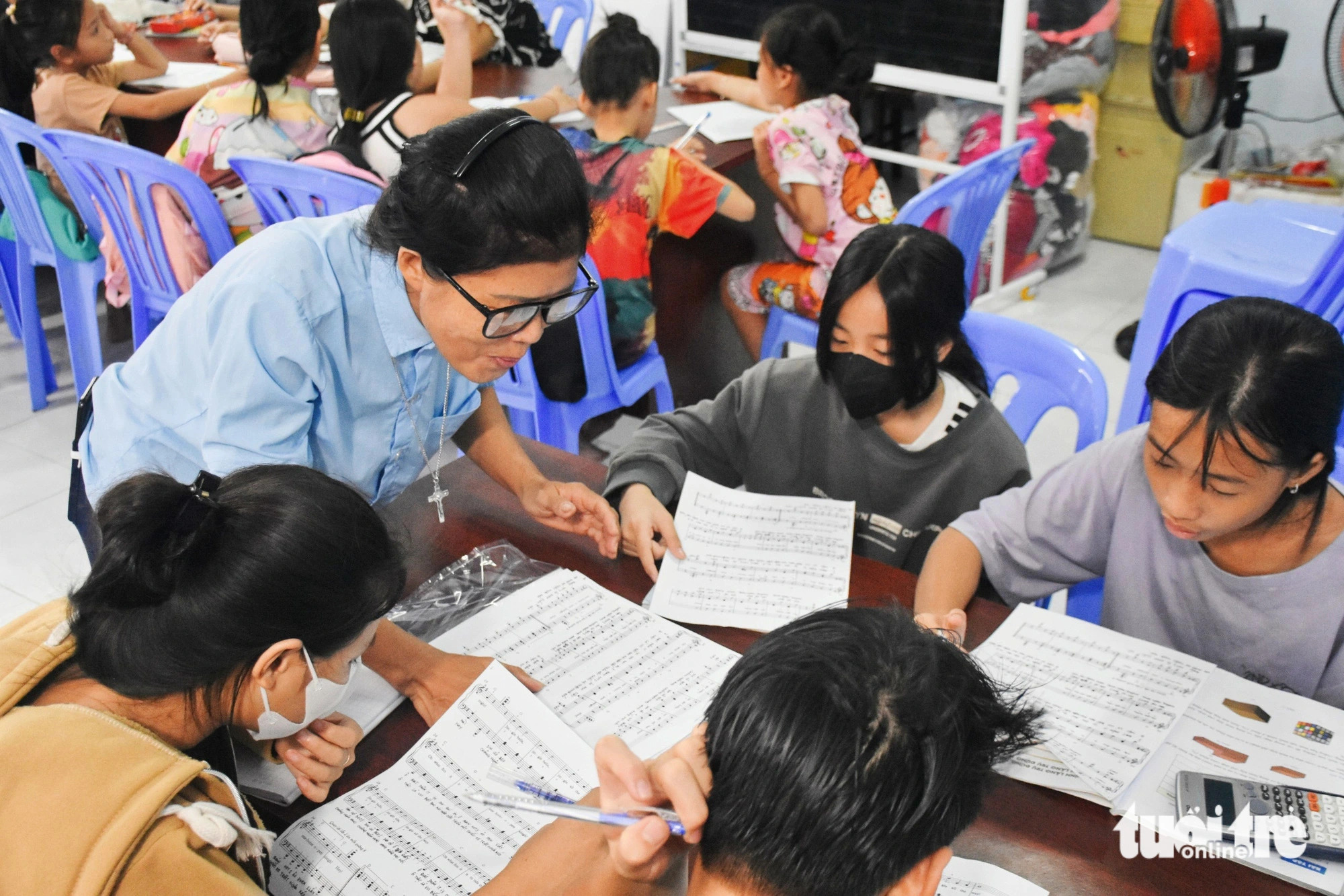 Duc teaches English to a group of students. Photo: Tran Hoai / Tuoi Tre