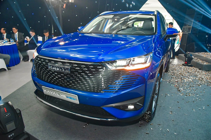 A hybrid Haval H6 car is showcased at an event in Vietnam. Photo: Hoang Dung / Tuoi Tre