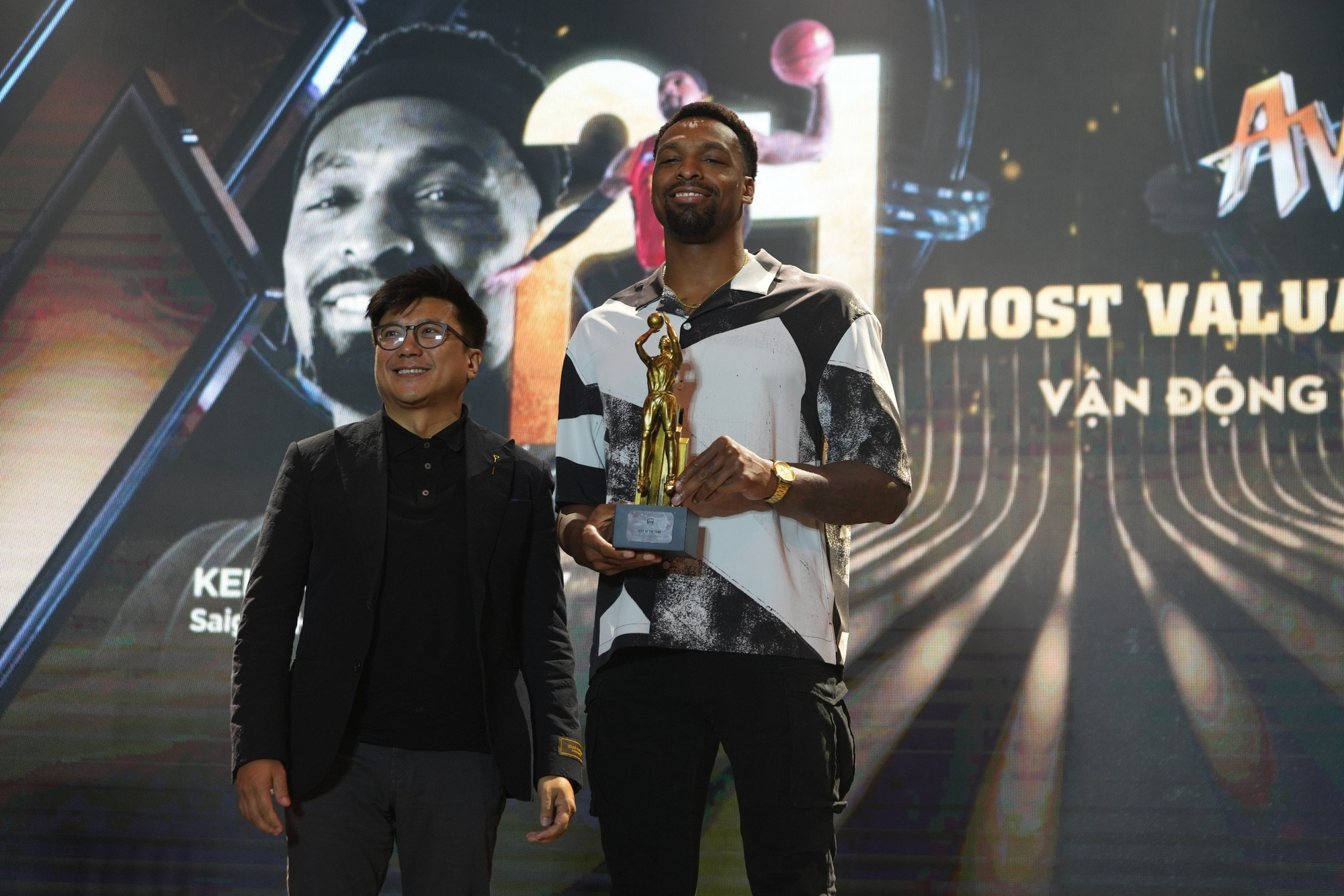 Kentrell Barkley (R) of Saigon Heat receives the title for Most Valuable Player at the VBA Awards 2023 ceremony. Photo: VBA