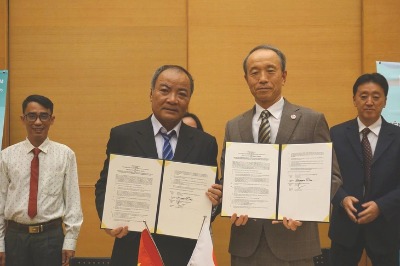 Japanese Consul General in Ho Chi Minh City Ono Masuo (R) and Pham Tan Duc, director of Khanh Hoa Province’s Dien Khanh District Medical Center, show the aid agreement which was signed between the two sides in Ho Chi Minh City on December 26, 2023. Photo: Nghi Vu / Tuoi Tre