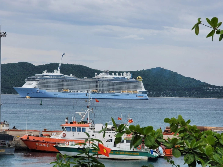 International cruise ships are too big to enter the port, therefore smaller boats are used to transport cruise passengers to the port. Photo: Tran Huong / Tuoi Tre