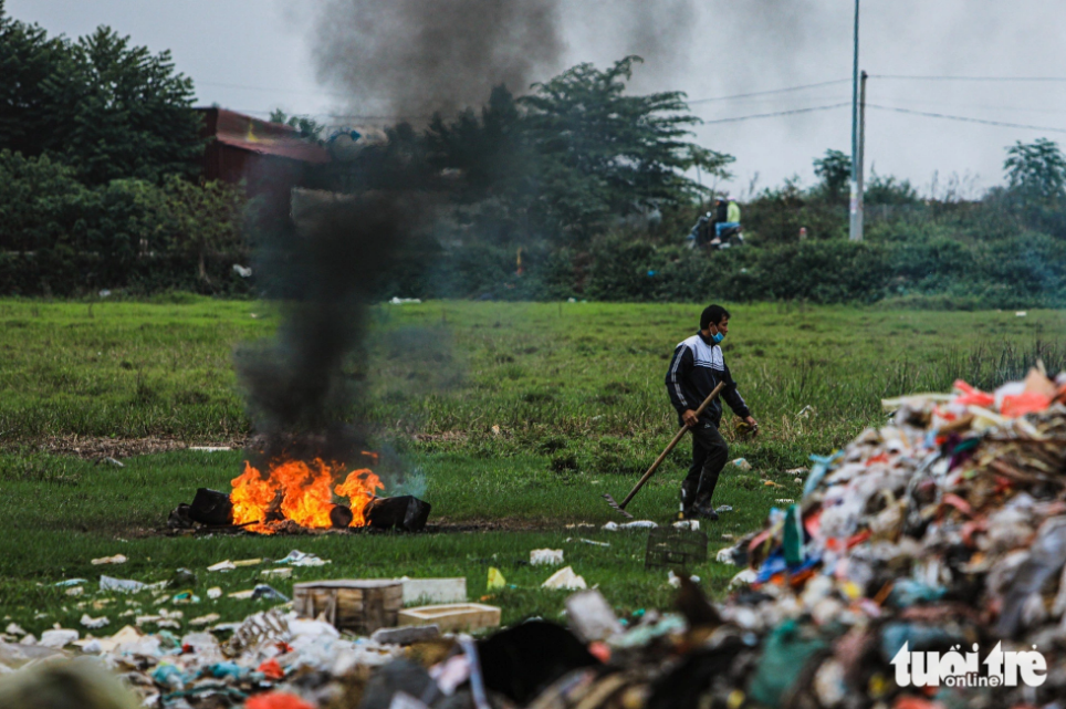 Garbage burning is one of the main reasons for poor air pollution in Hanoi, according to many experts. Photo: Danh Khang / Tuoi Tre