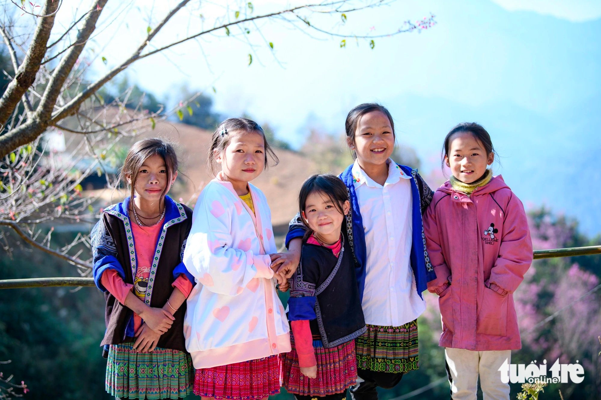 A photo capturing a group of local children in Mu Cang Chai District, Yen Bai Province, Vietnam. Photo: Nam Tran / Tuoi Tre
