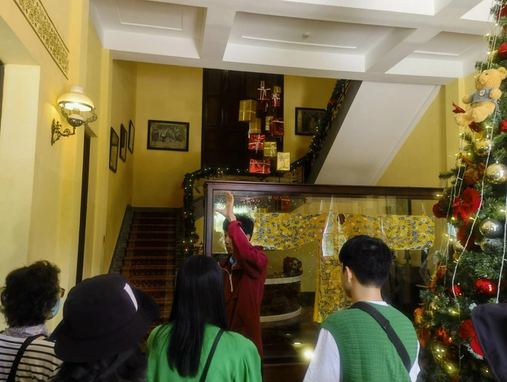 A South Korean tour guide shares incorrect knowledge about the history of Bao Dai Summer Palace in Da Lat City to South Korean tourists. Photo: M.V. / Tuoi Tre