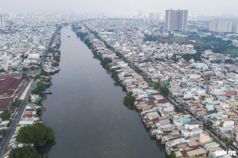 A bird’s eye view of deteriorating houses along Doi Canal in District 8, Ho Chi Minh City. Photo: Chau Tuan / Tuoi Tre